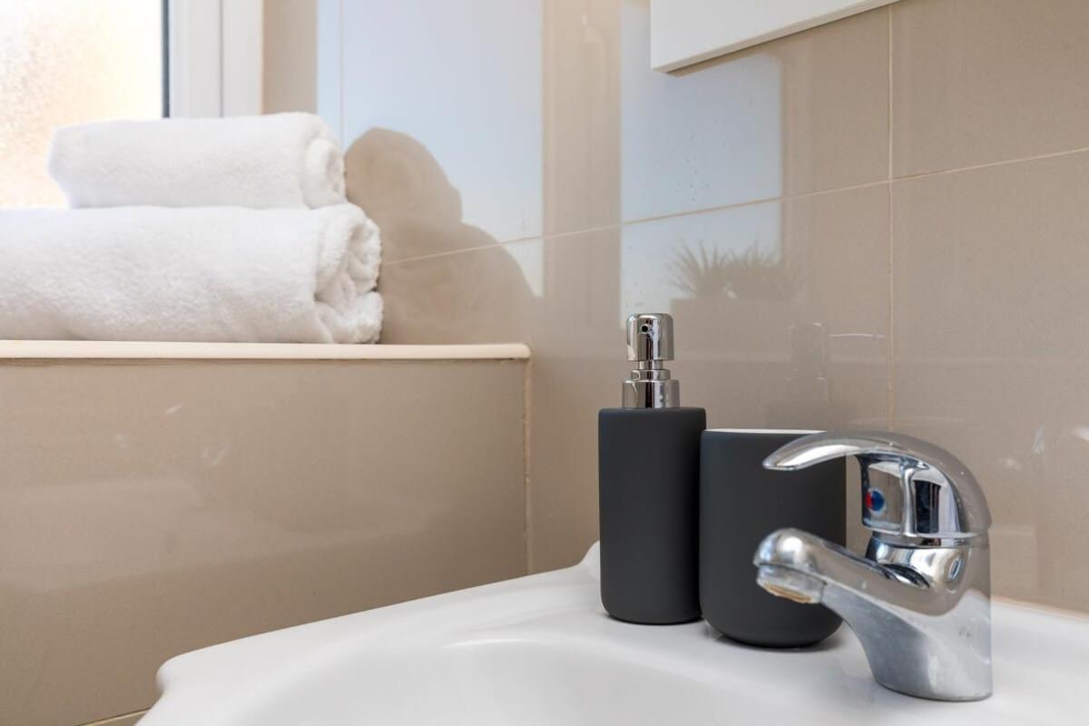 19A The Broadwalk - Cozy 1Br In The Heart Of Crawley Near Gatwick Airport Great For Contractors And Flight Crew Students Villa Ngoại thất bức ảnh