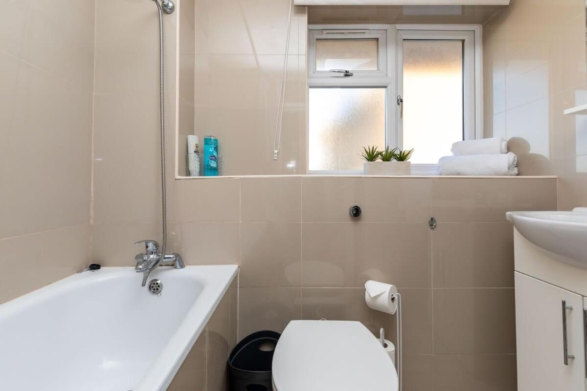 19A The Broadwalk - Cozy 1Br In The Heart Of Crawley Near Gatwick Airport Great For Contractors And Flight Crew Students Villa Ngoại thất bức ảnh