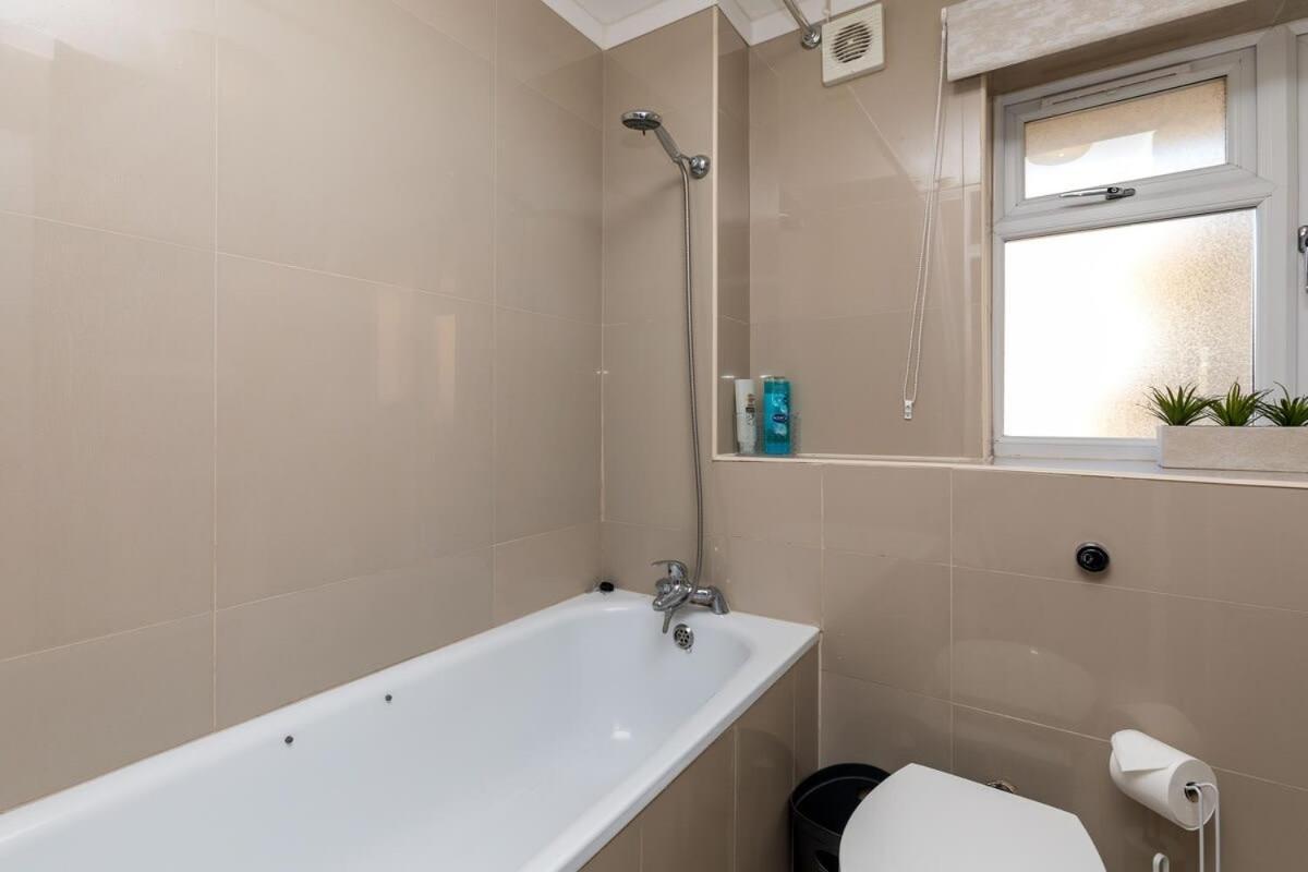 19A The Broadwalk - Cozy 1Br In The Heart Of Crawley Near Gatwick Airport Great For Contractors And Flight Crew Students Villa Ngoại thất bức ảnh