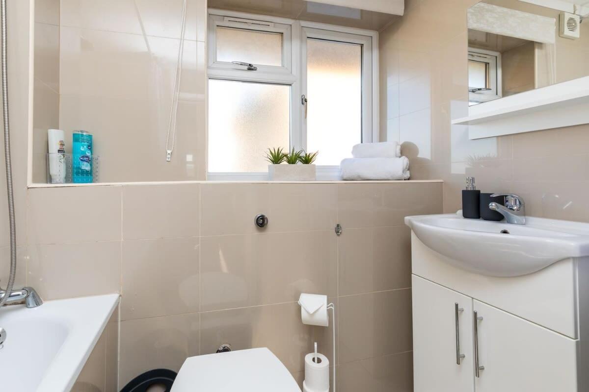19A The Broadwalk - Cozy 1Br In The Heart Of Crawley Near Gatwick Airport Great For Contractors And Flight Crew Students Villa Ngoại thất bức ảnh