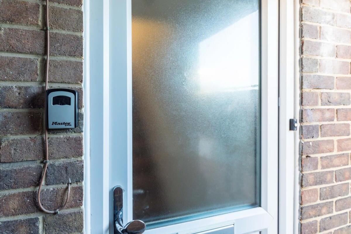19A The Broadwalk - Cozy 1Br In The Heart Of Crawley Near Gatwick Airport Great For Contractors And Flight Crew Students Villa Ngoại thất bức ảnh