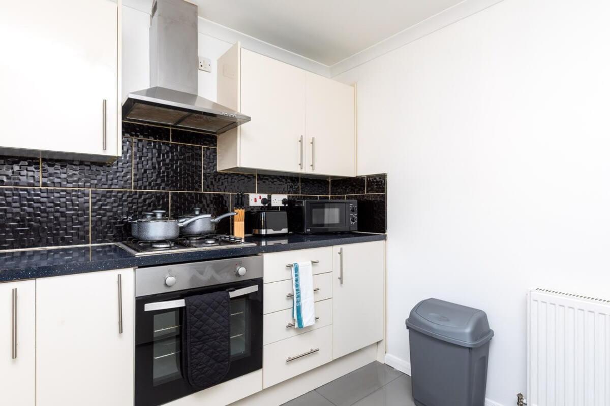 19A The Broadwalk - Cozy 1Br In The Heart Of Crawley Near Gatwick Airport Great For Contractors And Flight Crew Students Villa Ngoại thất bức ảnh
