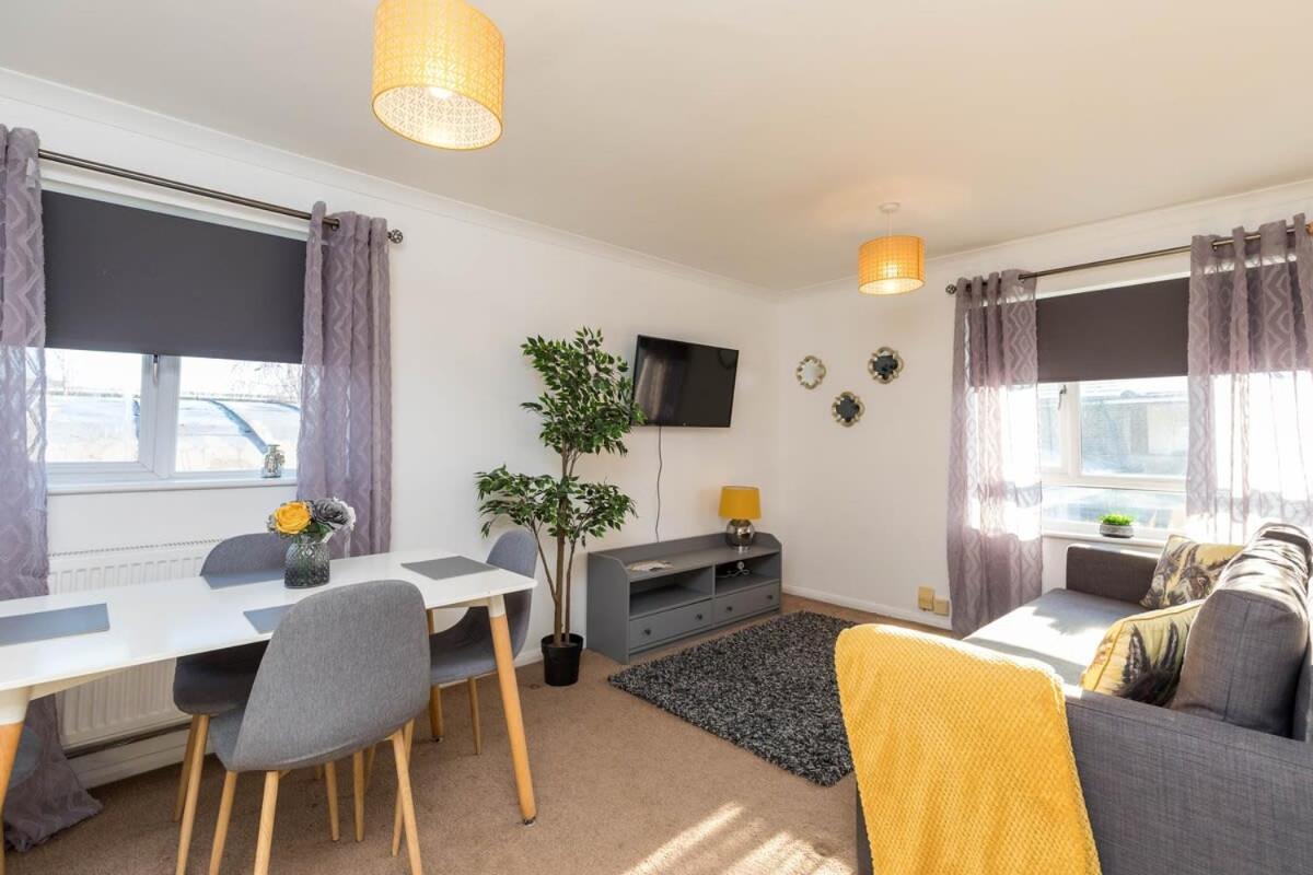 19A The Broadwalk - Cozy 1Br In The Heart Of Crawley Near Gatwick Airport Great For Contractors And Flight Crew Students Villa Ngoại thất bức ảnh