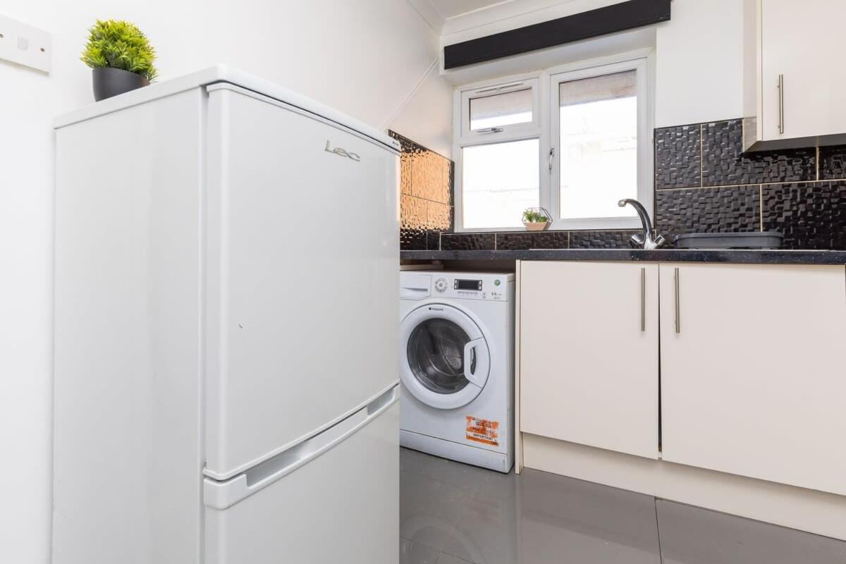 19A The Broadwalk - Cozy 1Br In The Heart Of Crawley Near Gatwick Airport Great For Contractors And Flight Crew Students Villa Ngoại thất bức ảnh