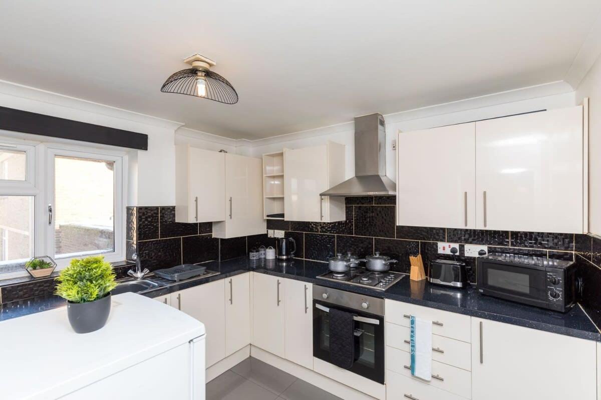 19A The Broadwalk - Cozy 1Br In The Heart Of Crawley Near Gatwick Airport Great For Contractors And Flight Crew Students Villa Ngoại thất bức ảnh