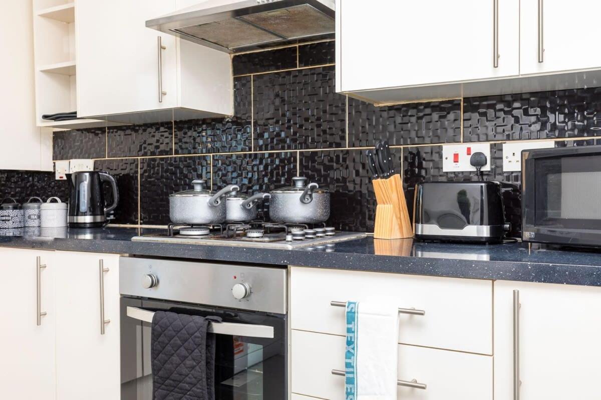 19A The Broadwalk - Cozy 1Br In The Heart Of Crawley Near Gatwick Airport Great For Contractors And Flight Crew Students Villa Ngoại thất bức ảnh